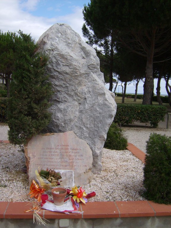 Gedenkstein „Monolith“ am Strand von Argelès