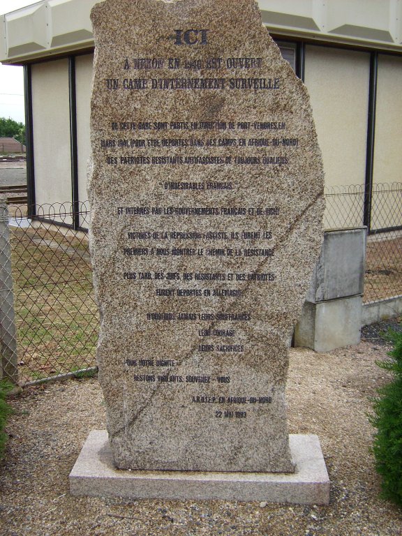 Stele am Bahnhof