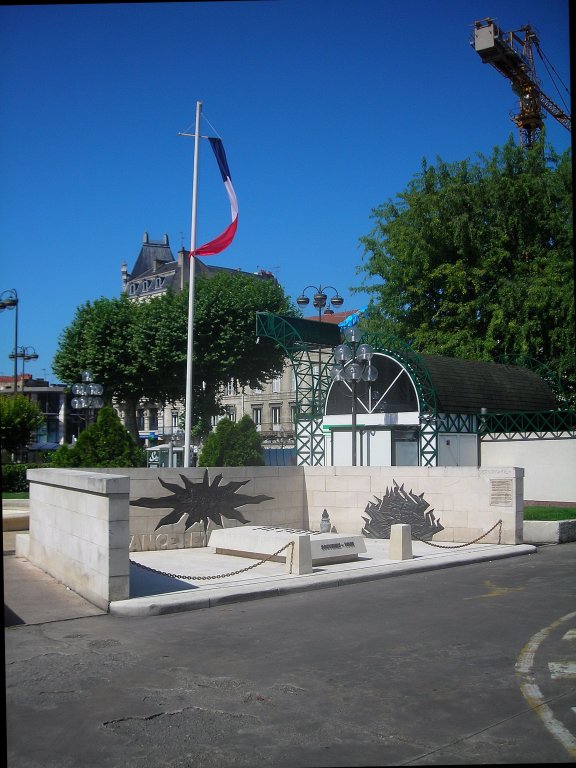 Mahnmal, Place Montaigne (© ONAC Dordogne)