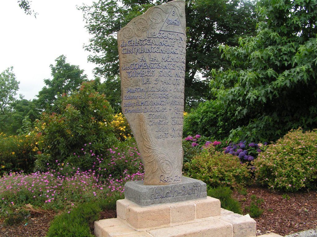 Menhir für die bei den Befreiungskämpfen gefallenen US-Soldaten (© Vincent Rogard)