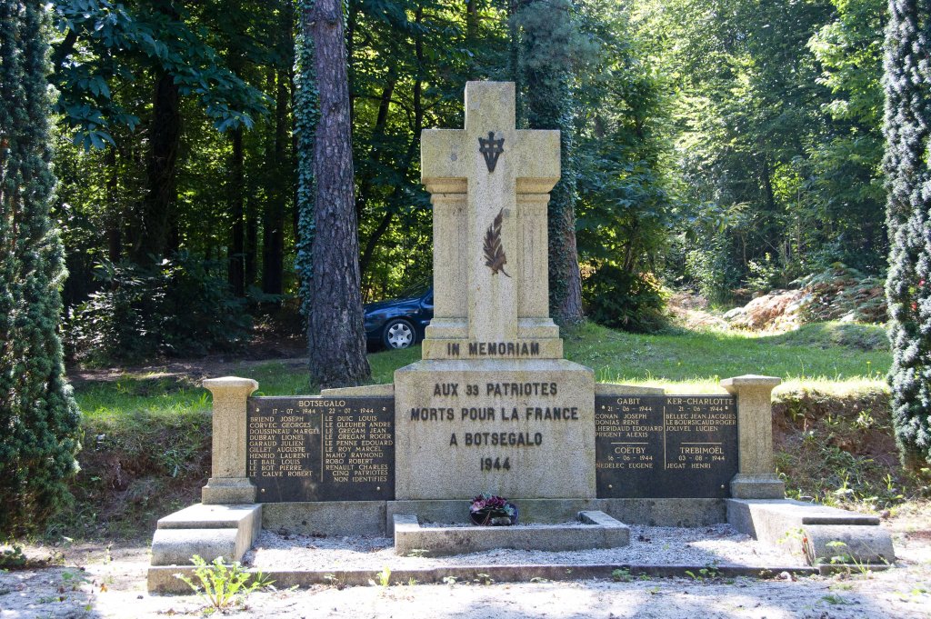 Denkmal für die 33 Erschossenen im Wald von Botségalo