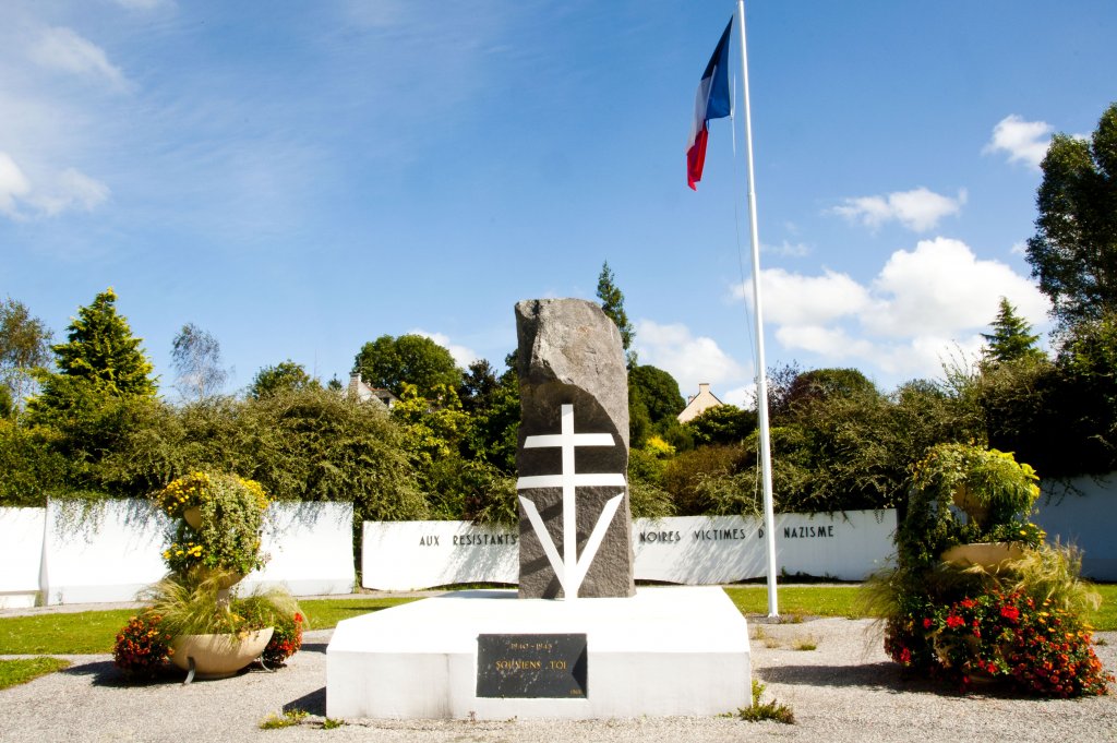 Monument aux résistants des Montagnes Noires victimes du nazisme, mit den Namen von 83 Opfern