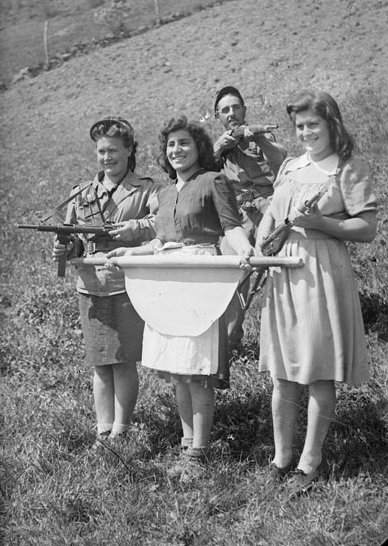 Partisaninnen am Lago di Montefiorino (Foto: Istituto storico di Modena)