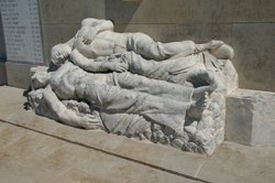 Skulptur „Die Liegenden“ (Quelle: Ville de Sainte-Radegonde)