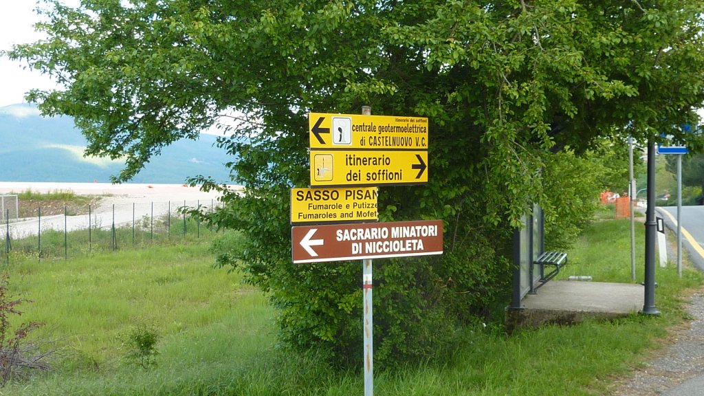 Wegweiser zum Cippo dei Martiri und zum Vallino della Strage 