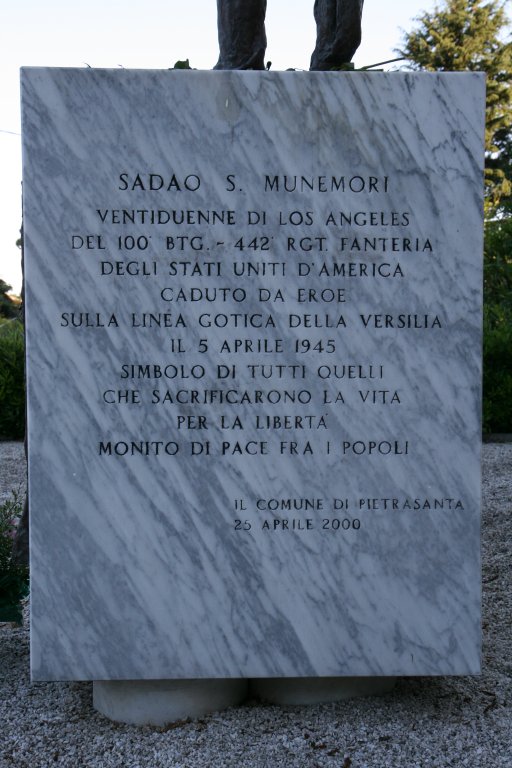 Inschrift auf dem Denkmal für die Gefallenen an der Gotenlinie in Pietrasanta (Foto: Baldini)