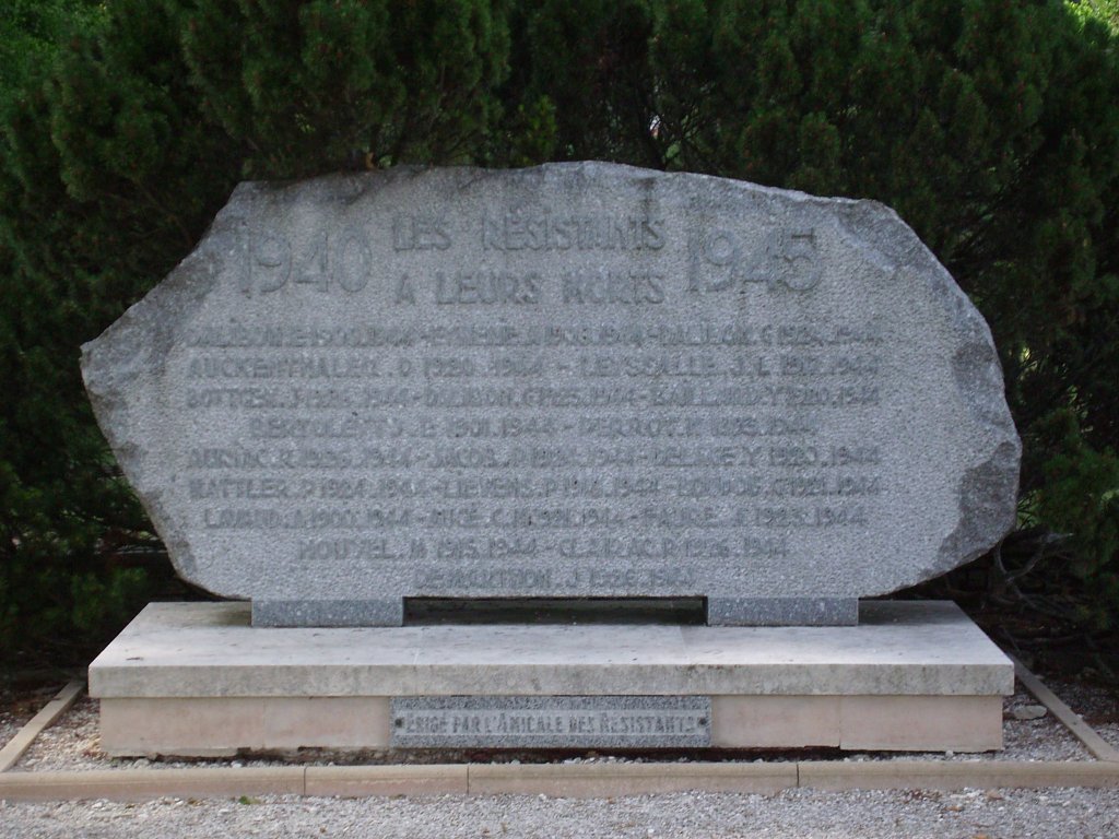 Tafel mit Namen am Widerstandsdenkmal