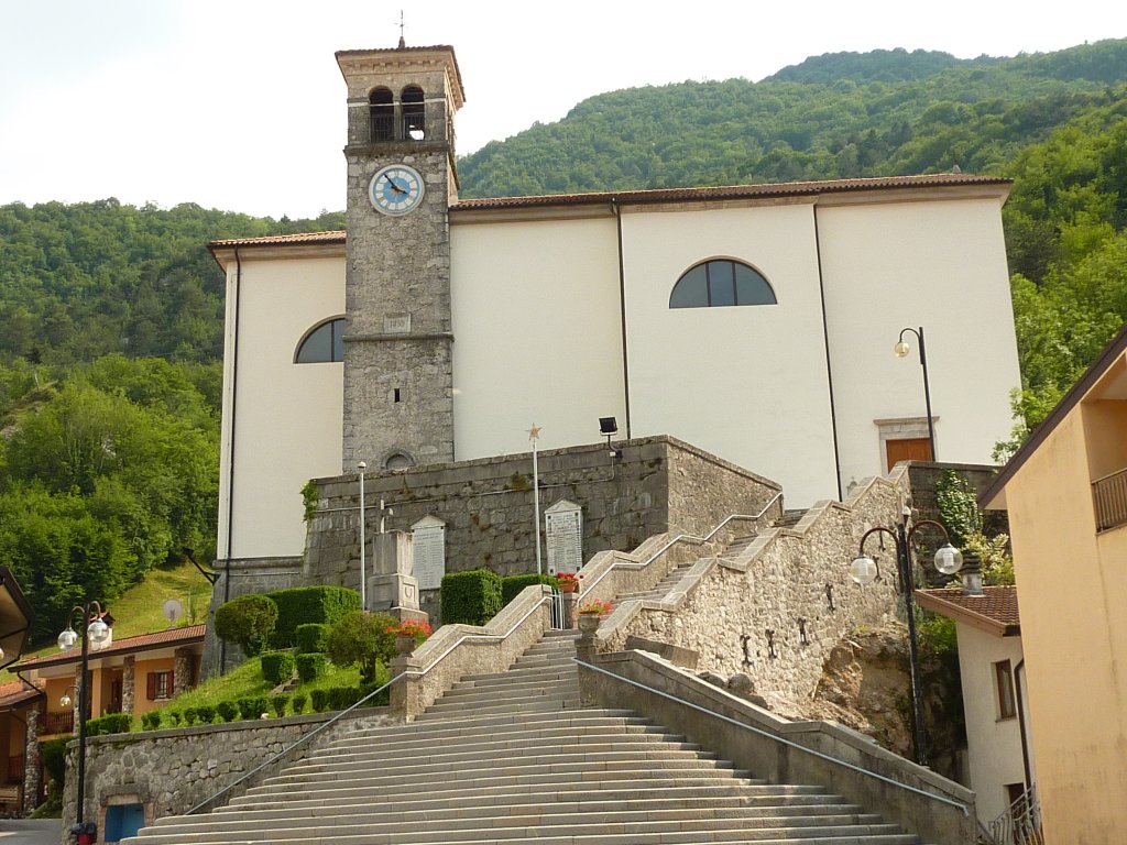 Denkmal vor der Kirche