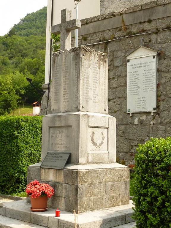 Gedenkstein mit Namen der Opfer