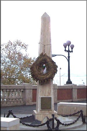 Gedenk-Obelisk an der Via Cesario Console