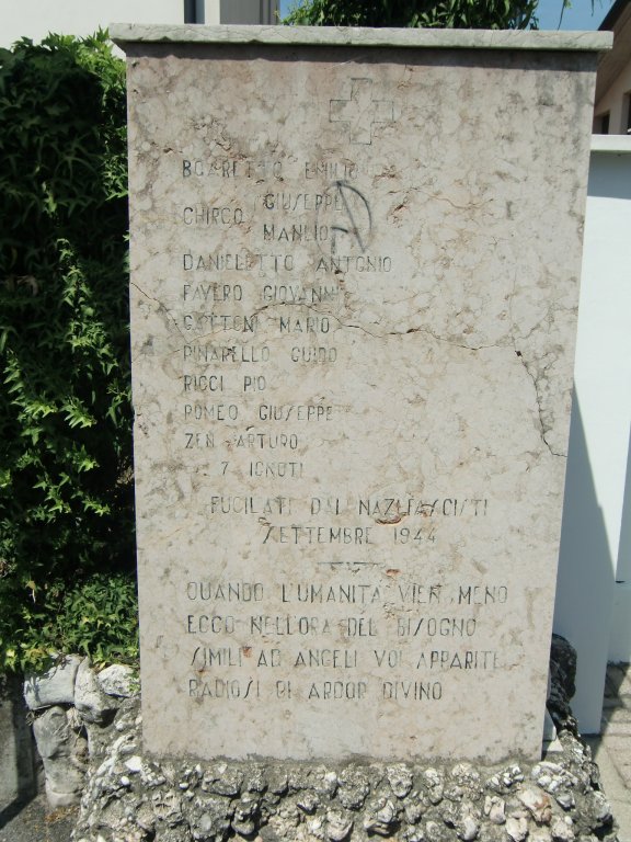 Gedenkstein an der Kaserne Monte Grappa