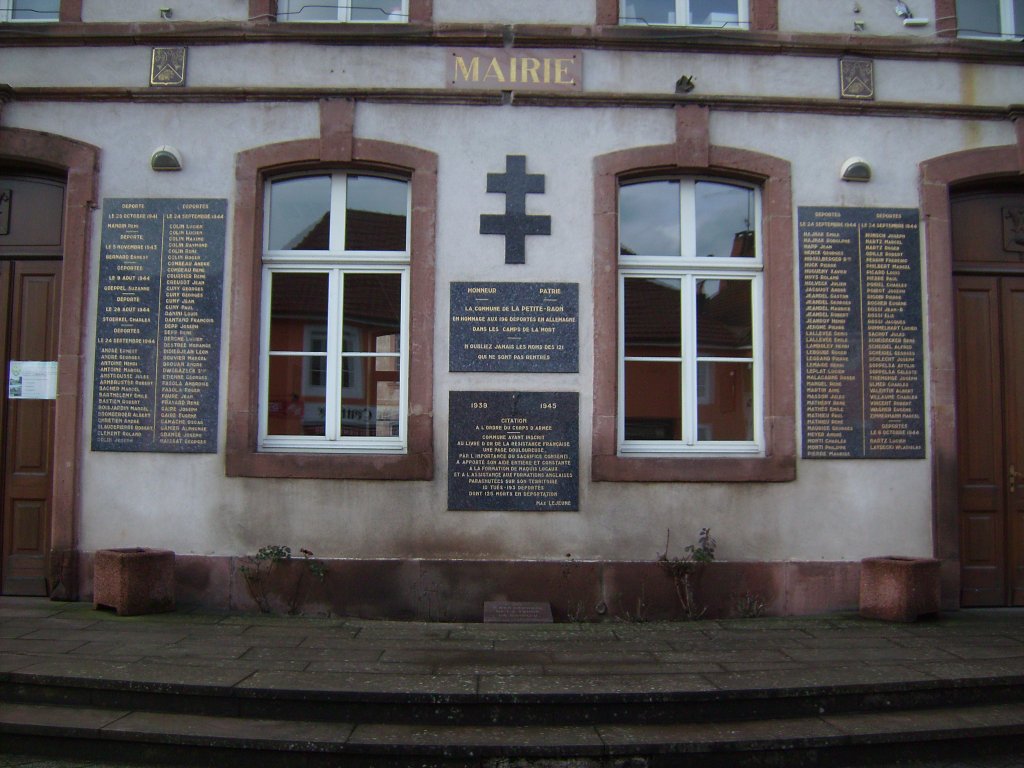 Tafeln am Rathaus (Namen der Deportierten)