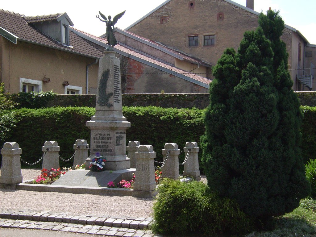 Totendenkmal (mit Bodenplatte)