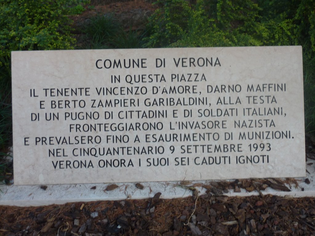 Gedenkstein an der Piazza delle Poste