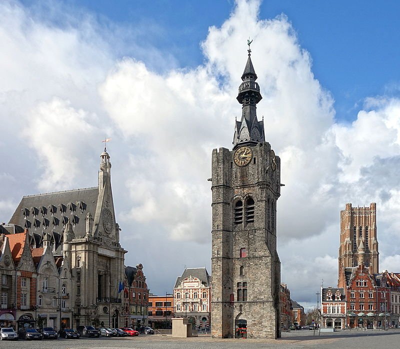 Grande Place mit Rathaus und Belfried; Quelle: Velvet, Wikipedia CC BY_SA 3.0