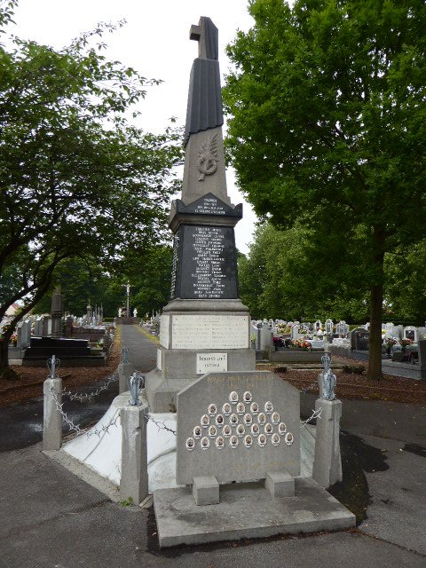 Totendenkmal, auf Friedhof