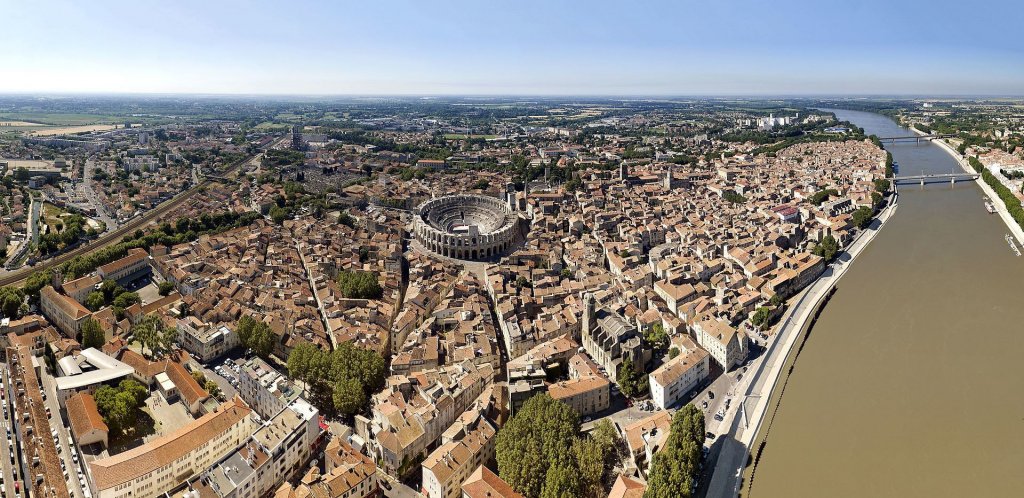 Blick auf Stadt mit römischem Amphitheater (frz. arènes); Quelle: Chensiyuan, wikipedia, CC BY-SA 4.0