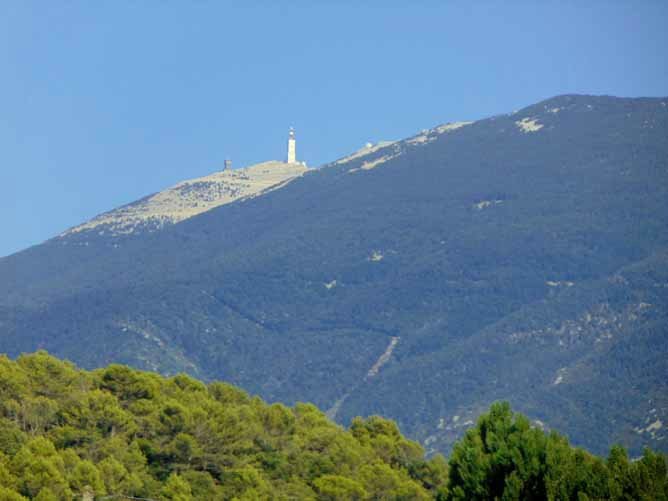 Blick vom Dorf auf den Mont Ventoux; Quelle: cvdruvaucluse.canalblog