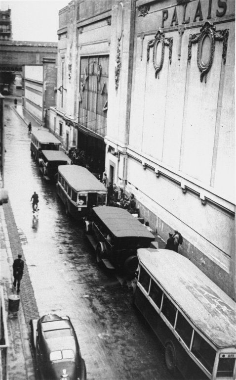 städtische Busse an der Radrennbahn (Quelle: encyclopedia.ushmm.org)