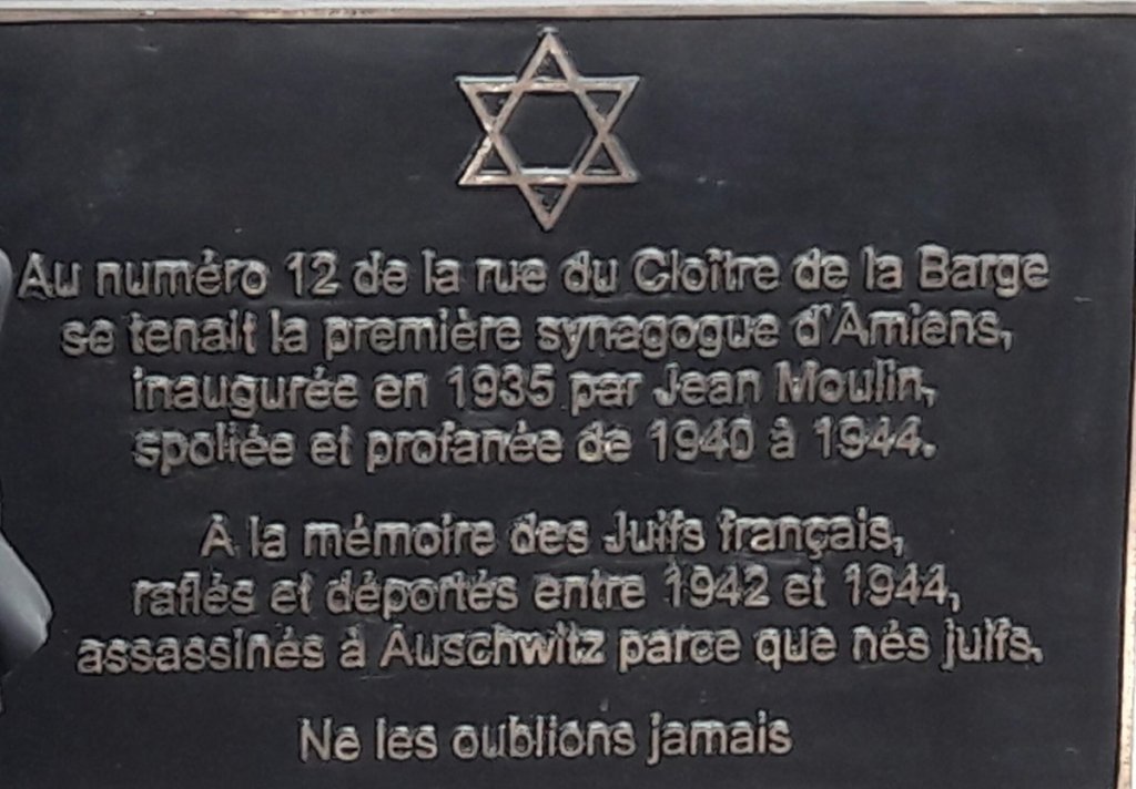 Gedenktafel an zerstörter Synagoge; Quelle: Twitter @prefet80