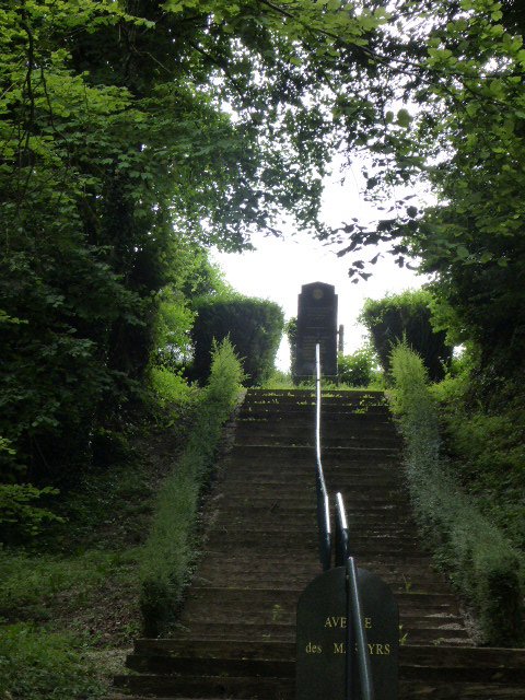 Allée des Martyrs, Treppe zur Stele