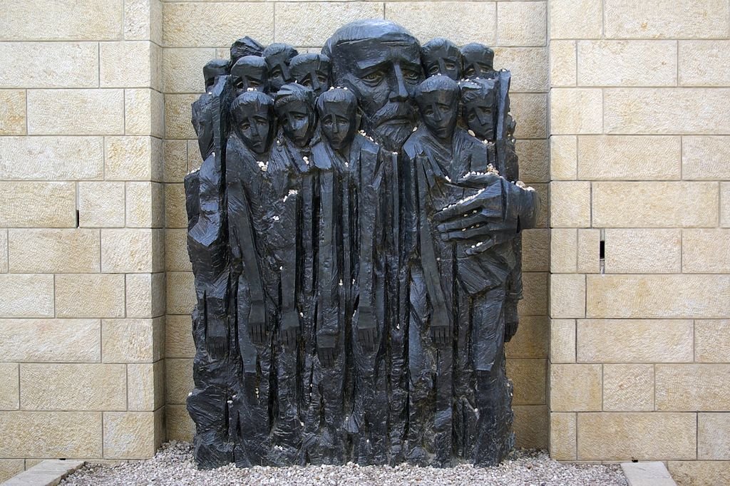 Skupltur „Korczak und die Kinder des Ghettos“ in Yad Vashem; Quelle: Berthold Werner, Wikipedia
