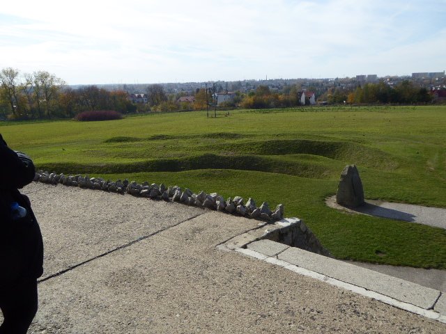 Grube und Gedenkstein an Massenerschießung im KZ Majdanek