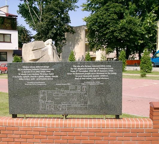 Gedenktafel vor dem ehem. Lager in der ul S. Okrzei; Foto: pl.wikipedia