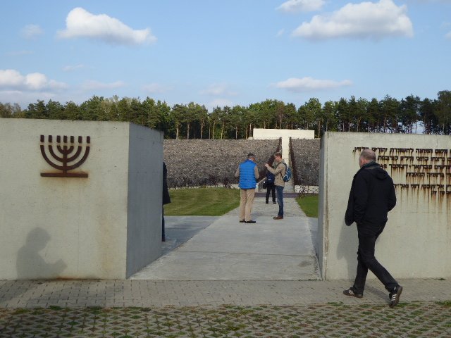  Eingang zur Gedenkstätte