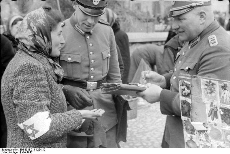 Kontrolle von Juden durch deutsche Ordnungspolizei; Quelle: Bundesarchiv_Bild_101I-019-1224-10, Polen, Kontrolle von Juden.jpg (Lubartowska/Kowalska)