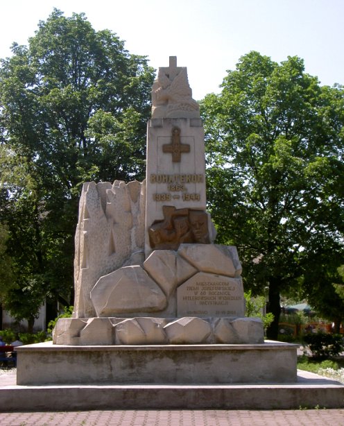 Denkmal 1863 + 2. WK - Rynek/Marktplatz; Quelle: wikimedia