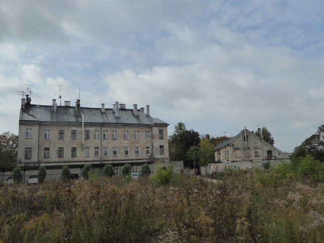 Lager Alter Flugplatz, Dt. Bekleidungswerke‘; rechts Wirth’s Haus