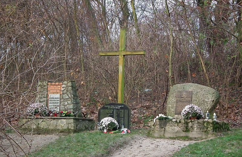 Denkmal zu Ehren der 24 Erschossenen von November 1939; Foto: wikimedia commons