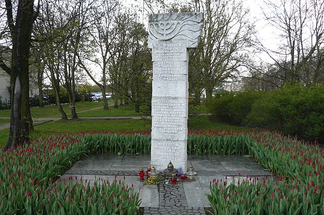 Denkmal für die Opfer des Zwangsarbeiterlagers für Juden im Stadtstadion; Quelle: pl.wikipedia