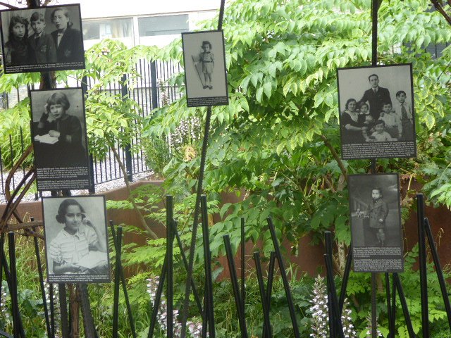 Kinderfotos in den Büschen