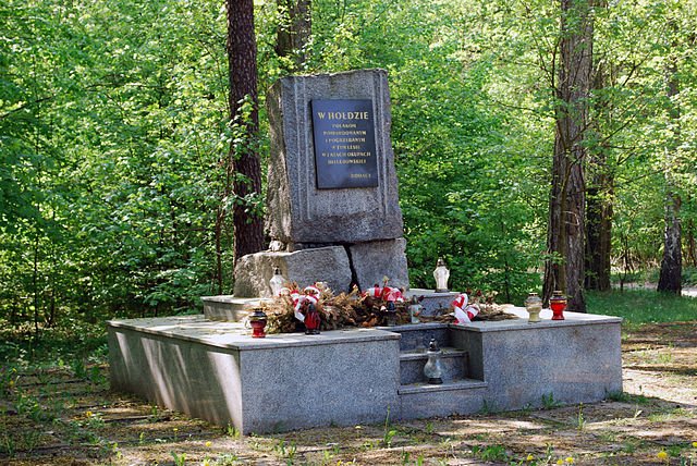 Denkmal für Erschossene im Lucmierz-Wald; Foto: Polimerek, pl.wikipedia