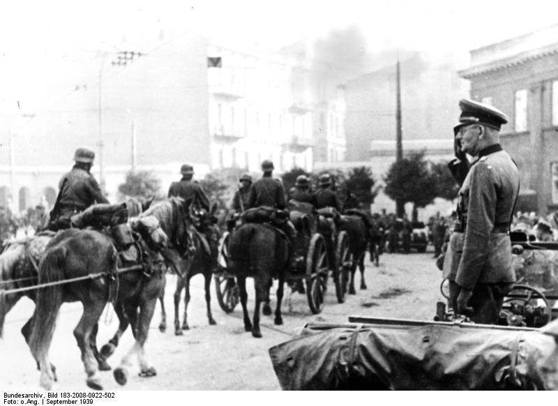 Einzug deutscher Truppen in Lodz; Quelle: Bundesarchiv Bild 183-2008-0922-502/wikipedia/CC-BY-SA 3.0 de