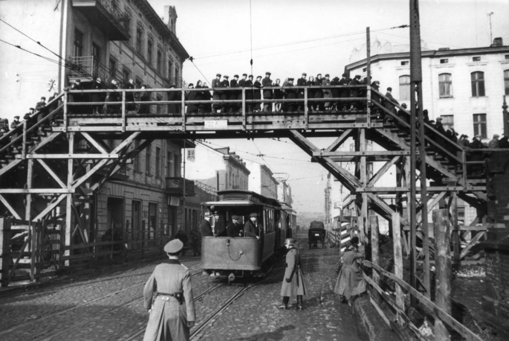 Brücke zwischen zwei Sektionen des Ghettos – über die Straßen Zgierska und Limanowskiego; Foto: Bundesarchiv/yad vashem.org = http://www.lodz-ghetto.com/the_bridges_of_the_ghetto.html,6 