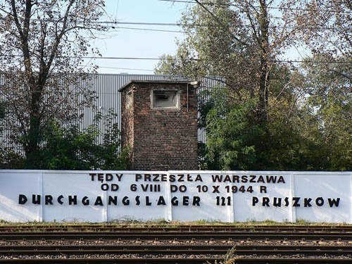 Hinweisschild auf Dulag 121 an der Bahnstrecke; Foto: pl.wikipedia
