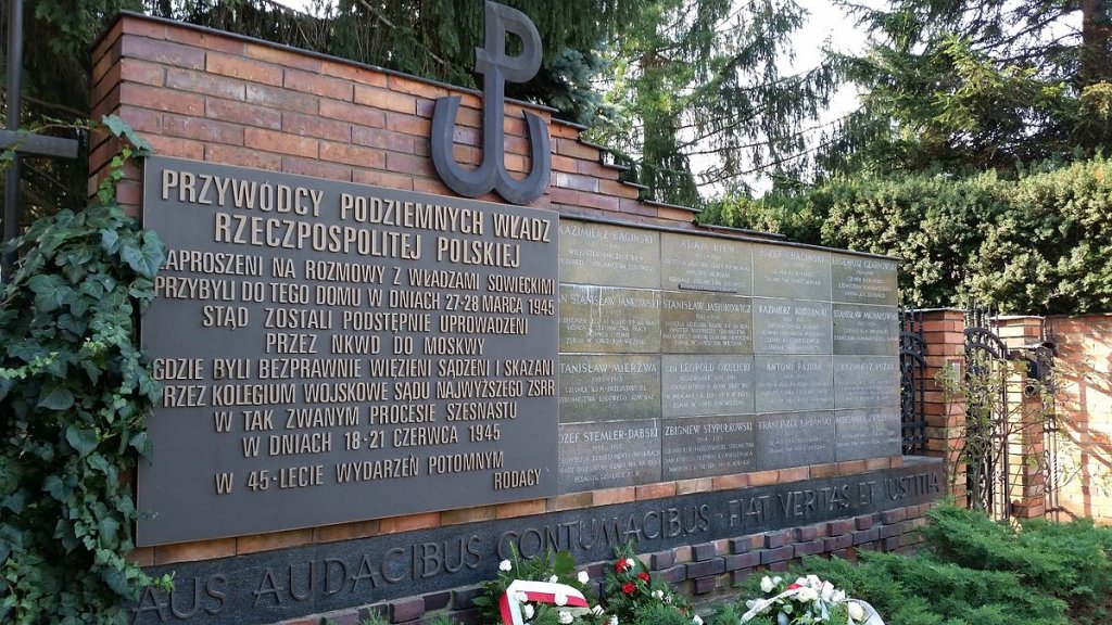 Pruszkow, Verhaftung von AK-Führern 1945, Gedenktafel; Foto: wikimedia commons