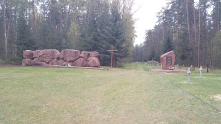 Denkmal ‚Todesmauer‘; Foto: Adrian Grycuk, pl.wikipedia