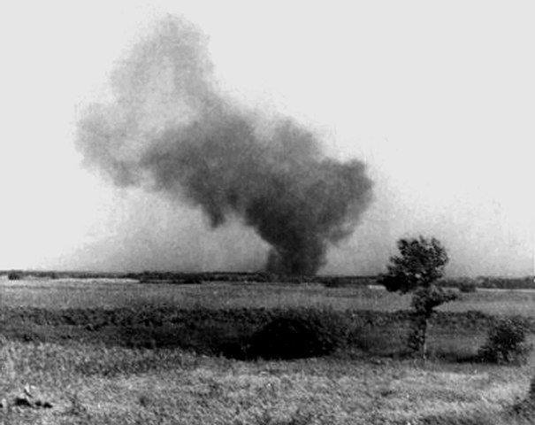 Treblinka - Rauchfahne über dem Lager, während  des Aufstands; vom Bahnhof aus aufgenommen; Quelle: wikipedia, gemeinfrei