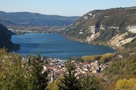 Blick auf Stadt und See; Quelle: nantua.fr