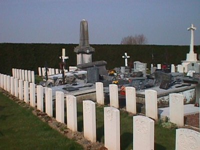 brit. Kriegsgräber für die Massaker-Opfer