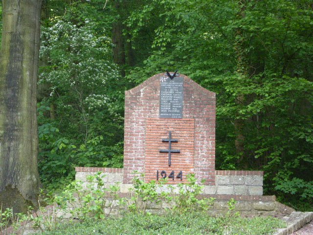 Denkmal der Erschossenen, Bourlon Denkmal der Erschossenen, Bourlon