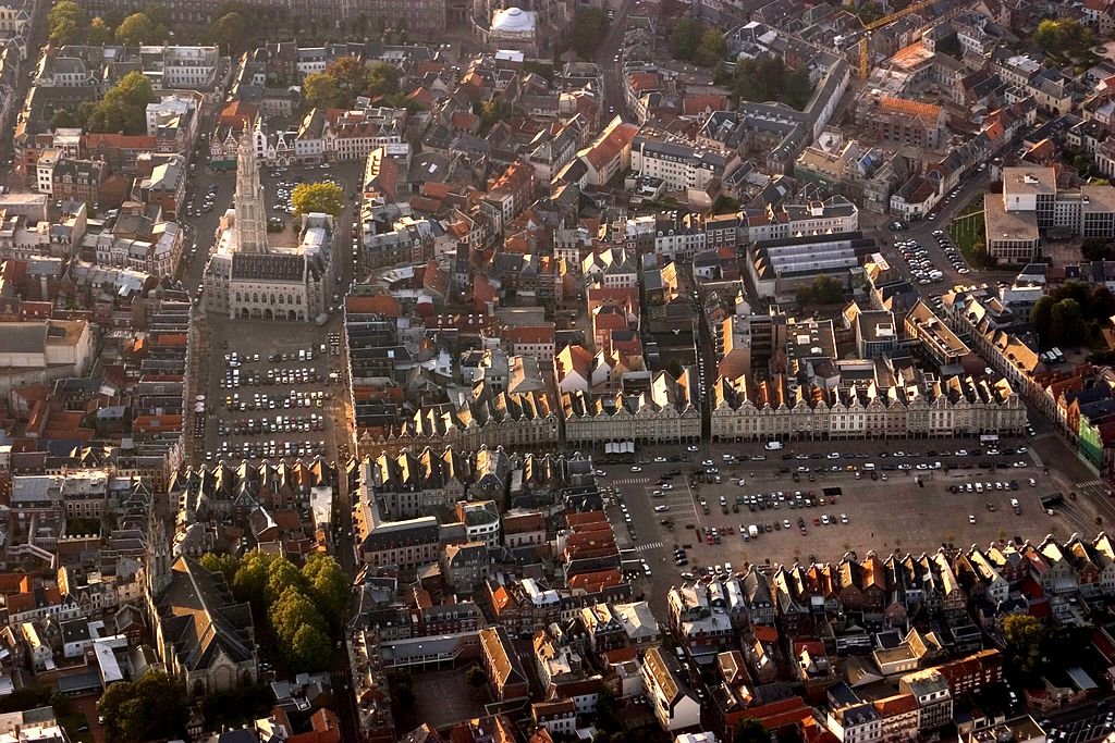 Grand'Place und Place des Héros; Quelle: Wikipedia Pir6mon, CC BY-SA 3.0