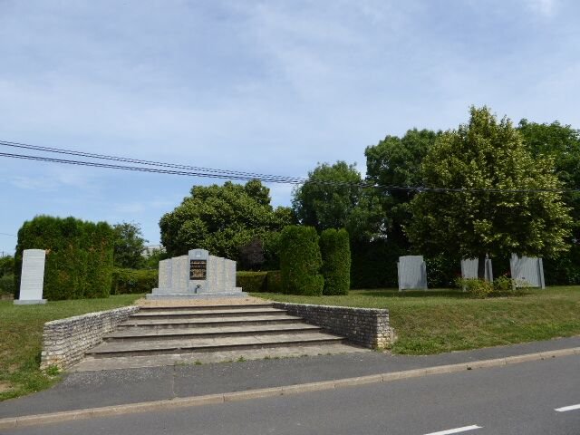 Gedenkanlage mit Namenstafeln