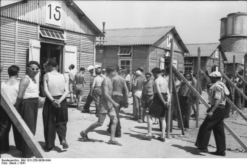 Haupt-Lagerstraße, Internierte; Quelle: Bundesarchiv, Bild 101I-250-0939-10A / Dieck / CC-BY-SA 3.0