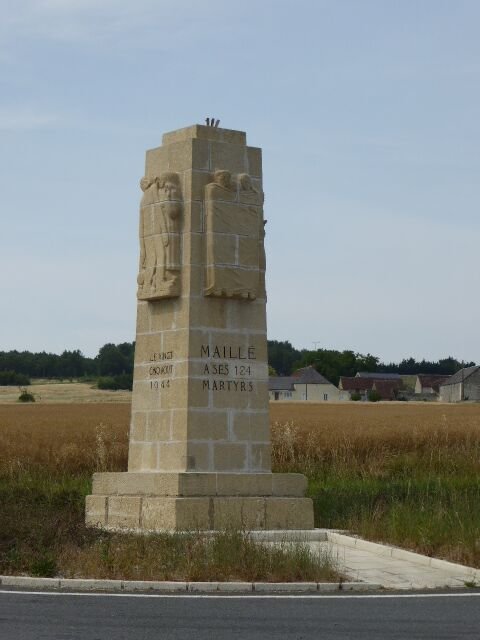 'Maillé seinen 124 Märtyrern'; Stele am Abzweig der D 91 nach Maillé