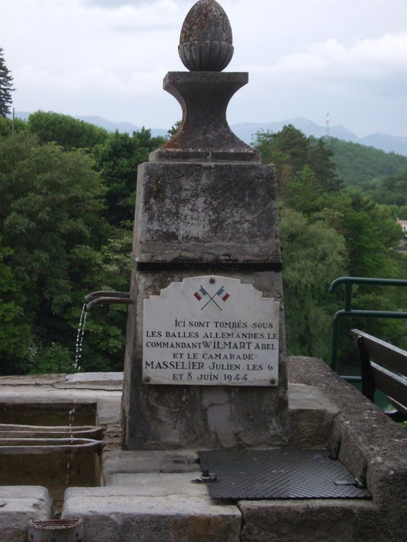 Stele Wilmart u. Masselier (im Weiler La Baume)
